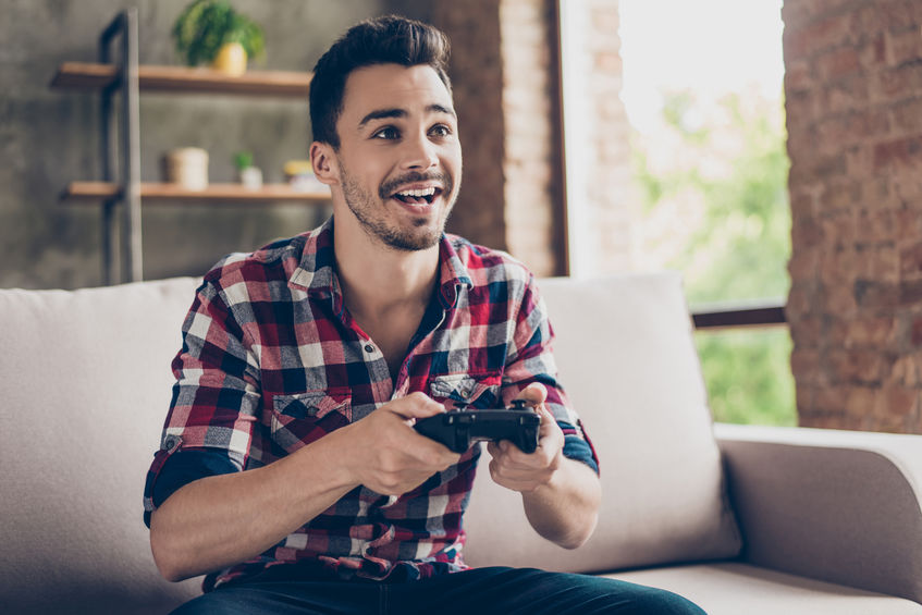 Man mit Playstation